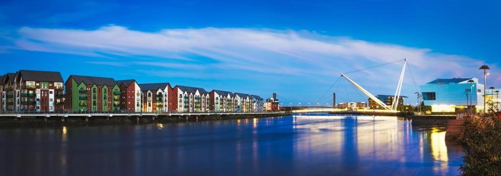 Luxury 2 Bedroom Waterfront Apartment With Balcony Newport  Eksteriør billede