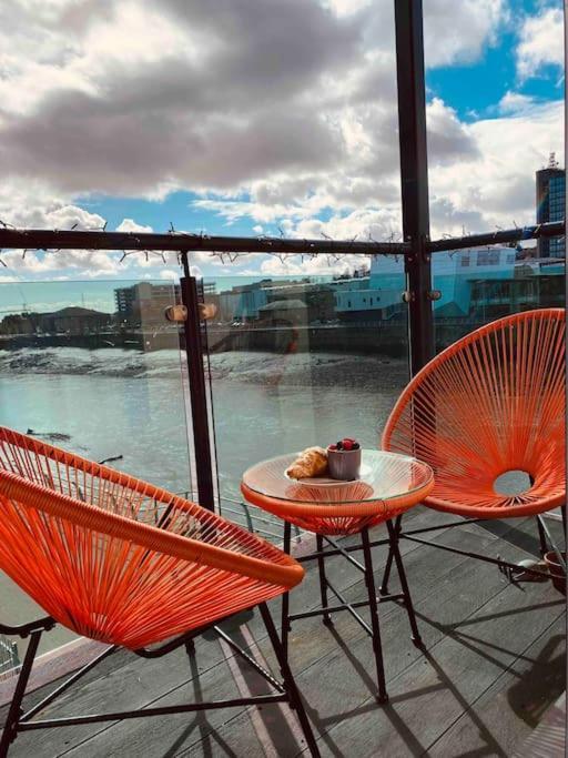 Luxury 2 Bedroom Waterfront Apartment With Balcony Newport  Eksteriør billede