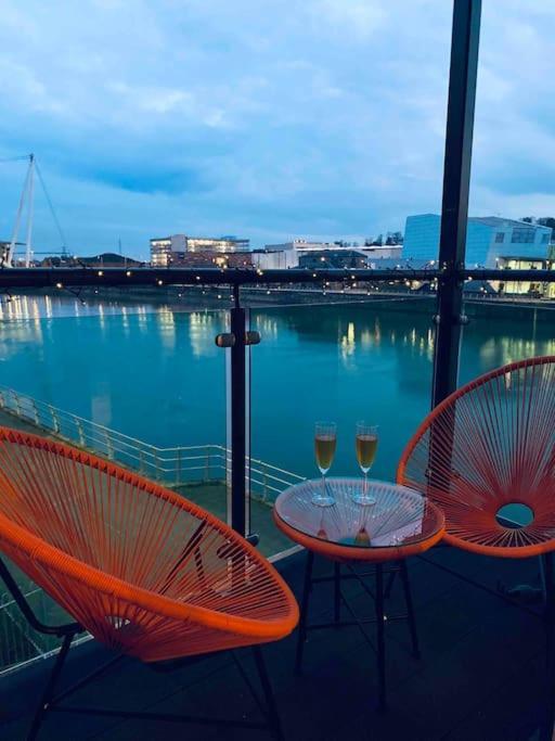 Luxury 2 Bedroom Waterfront Apartment With Balcony Newport  Eksteriør billede